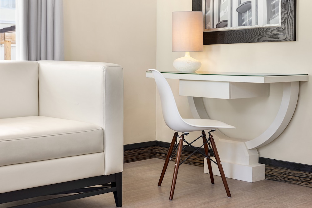 Suite - Photo 3