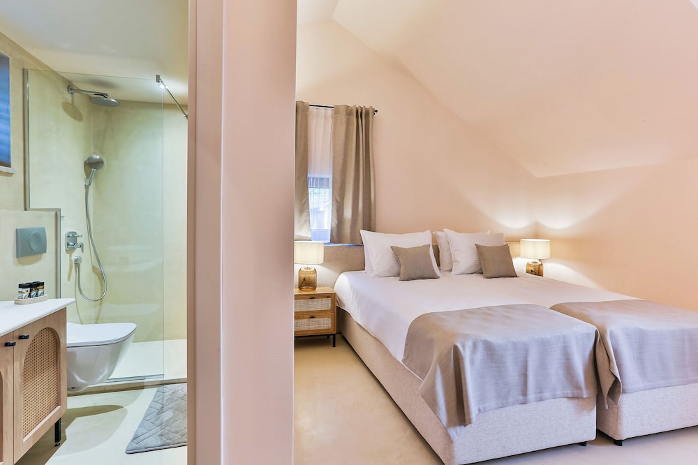 Basic Double or Twin Room, Hill View photo 2