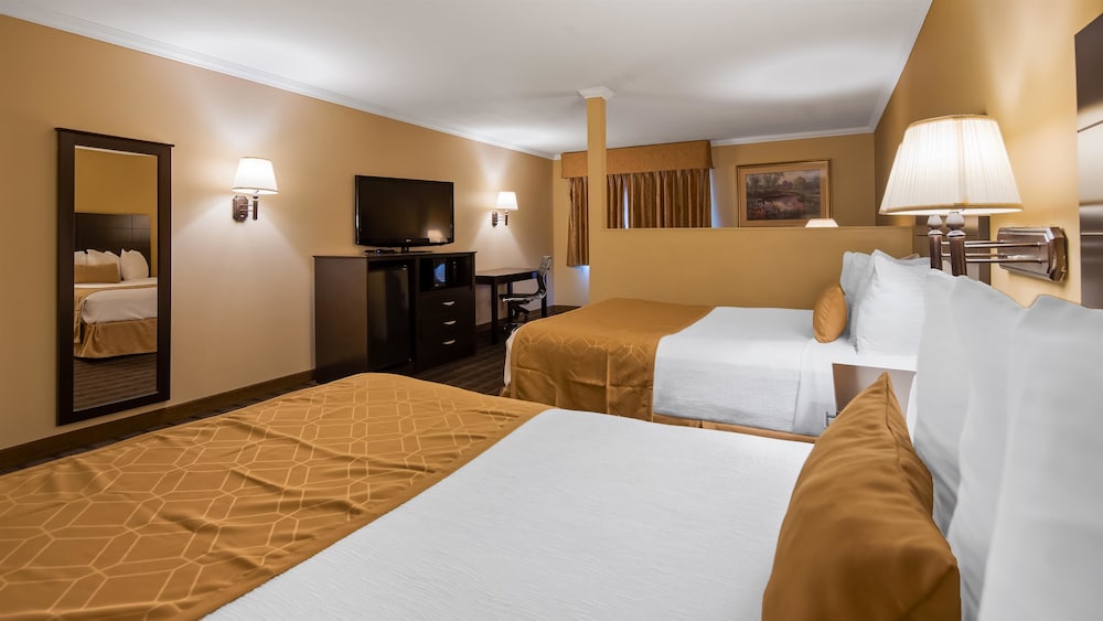 Suite, 2 Queen Beds, Non Smoking, Refrigerator & Microwave (with Sofabed) photo 1
