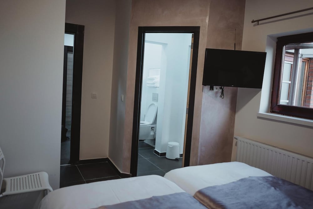 Standard Twin Room - Photo 5