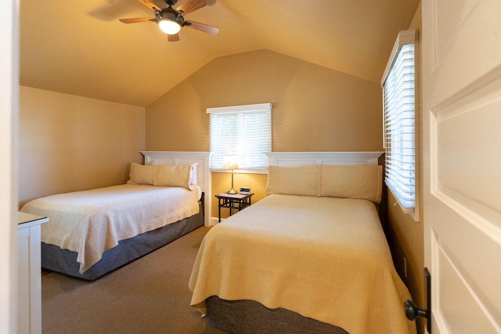 Deluxe Two Bedroom Cottage photo 1