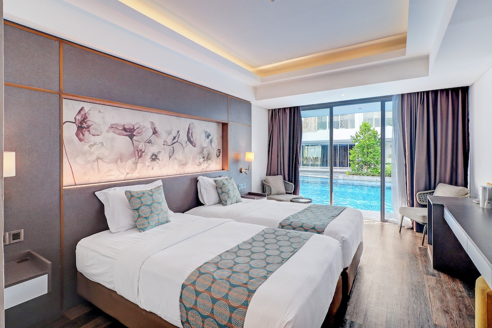 Suite Twin with Pool Access