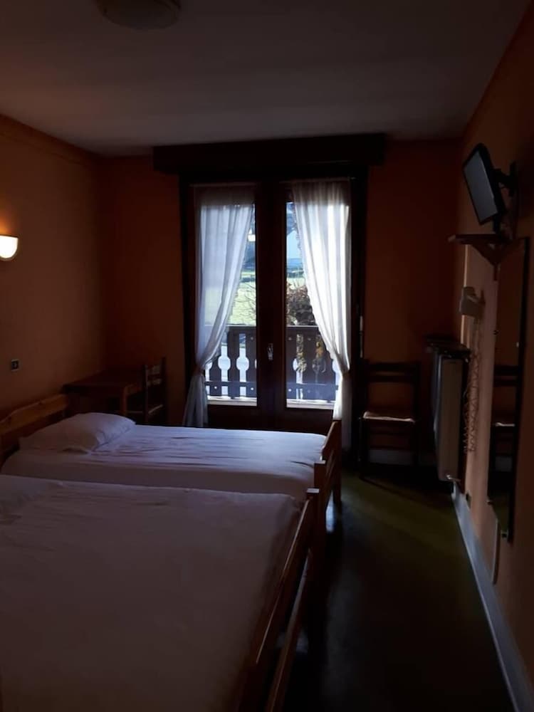 Basic Twin Room, Non Smoking (3) photo 1