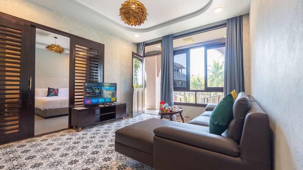Family Room, 2 Bedrooms, Garden View - Photo 8