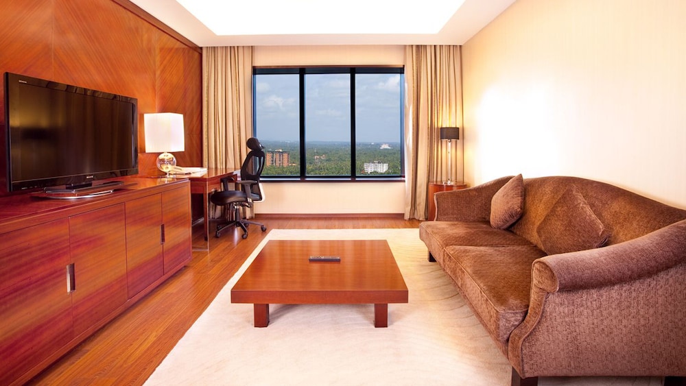 Room, 1 King Bed, Smoking (Living, High Floor) - Photo 6
