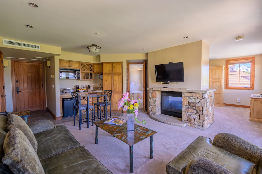 Deluxe Room, 1 Queen Bed, Mountain View (One Bedroom Suite)