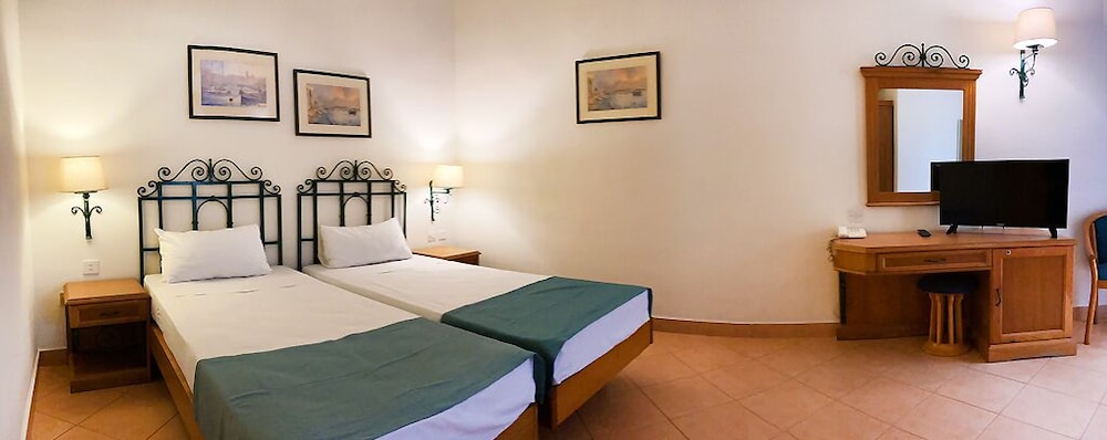 Standard Twin Room - Photo 1