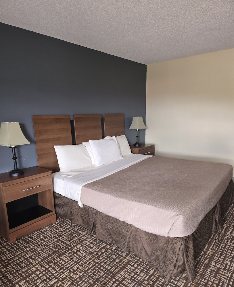 Room, 1 King Bed, Non Smoking (Upgrade) photo 1