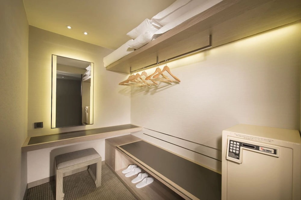 Premier with One Twin Bed, 2 Adults Occupancy and Balcony (Non Smoking)