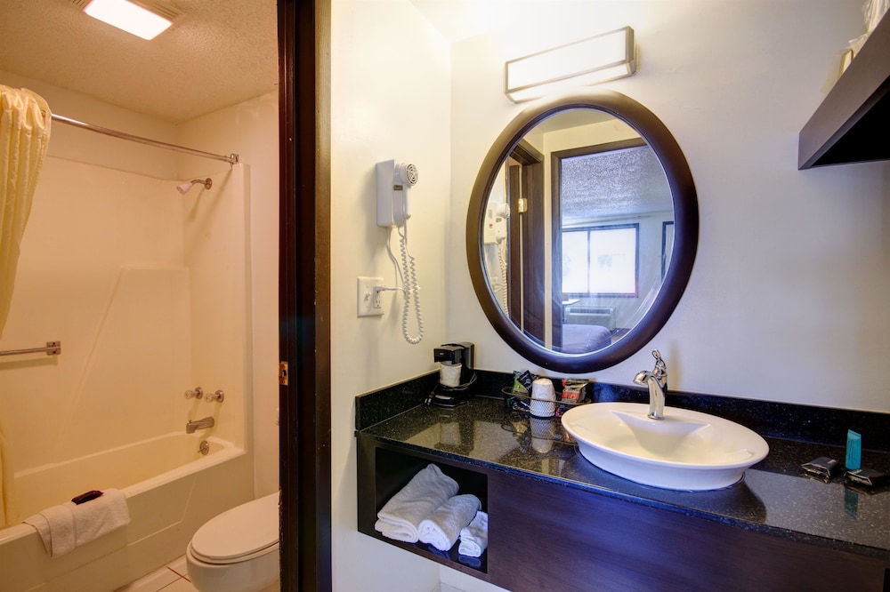 Room, 1 King Bed, Non Smoking, Kitchenette - Photo 9