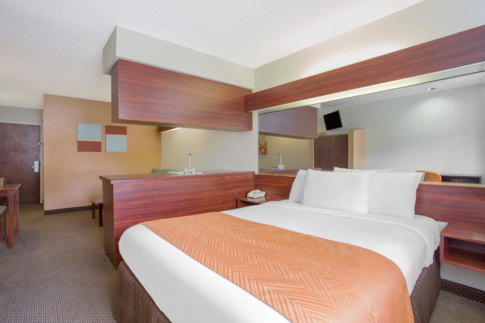 Suite, 1 Queen Bed, Accessible, Non Smoking (Roll-In Shower) - Photo 1