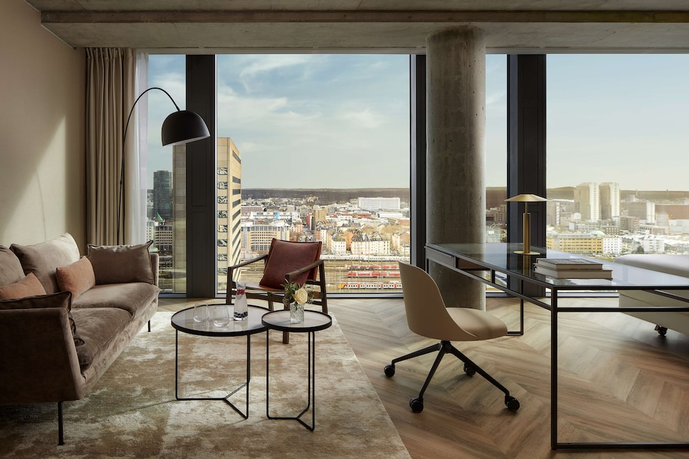 Junior Suite, Skyline View thumbnail 6