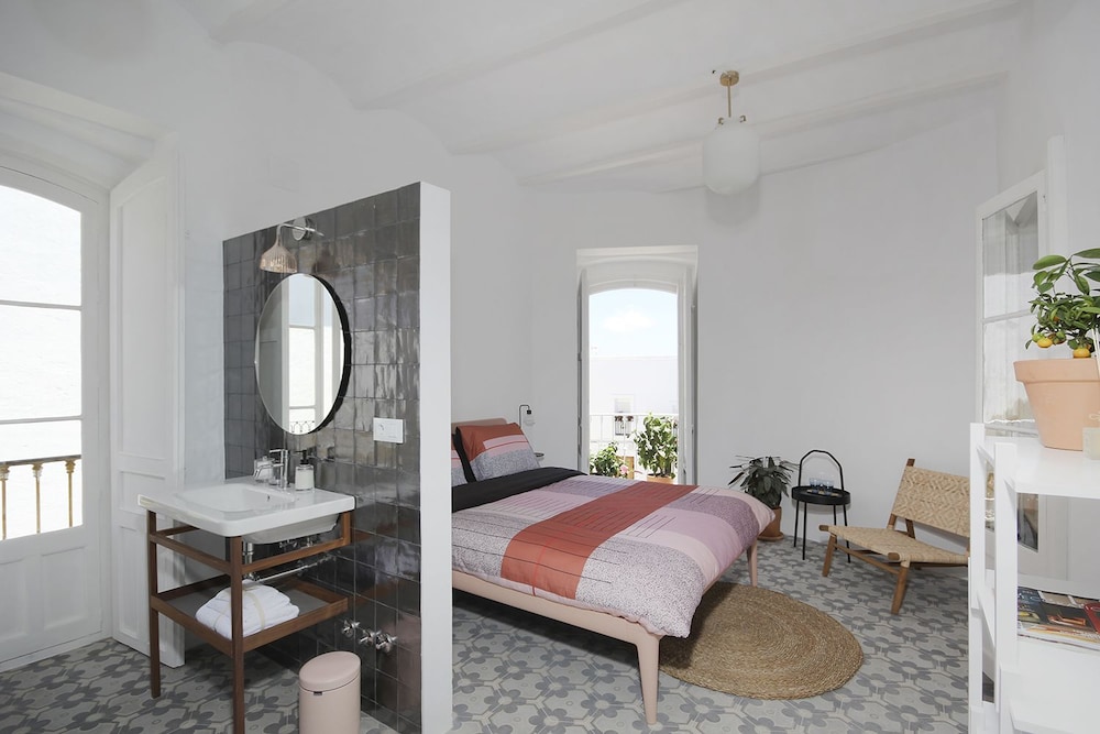 Signature Double Room, 1 Queen Bed, City View photo 2