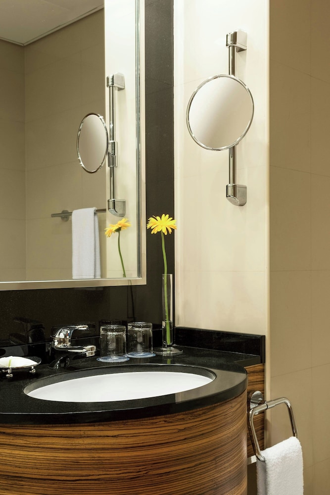 Studio, 1 King Bed, Non Smoking - Complimentary Shuttle Service to Dubai Mall and Kite Beach photo 3