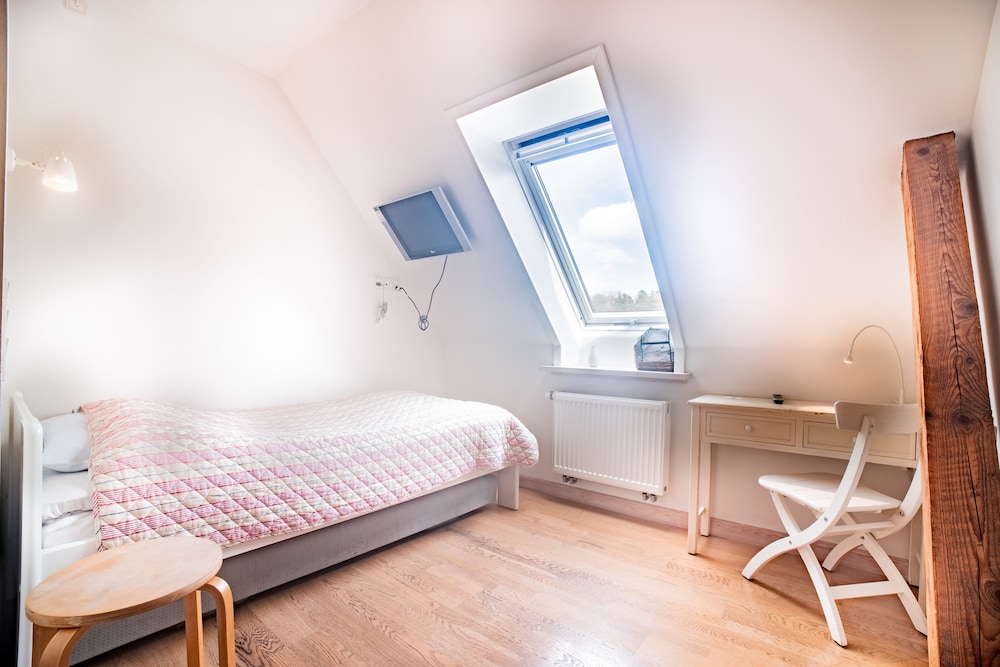 Basic Single Room, 1 Twin Bed, Private Bathroom photo 2