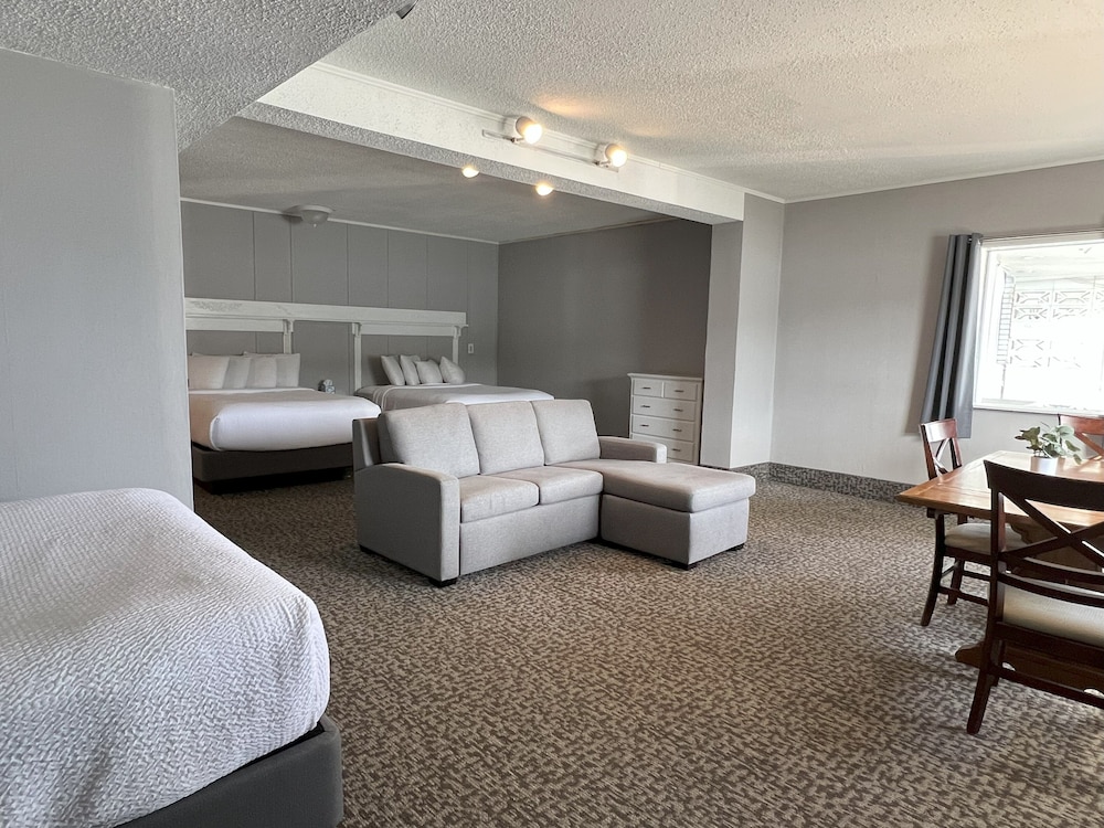 Lakefront Family Suite, 3 Queen Beds photo 3