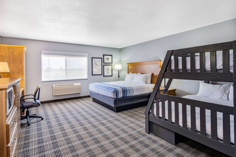 Suite, Multiple Beds, Non Smoking - Photo 1