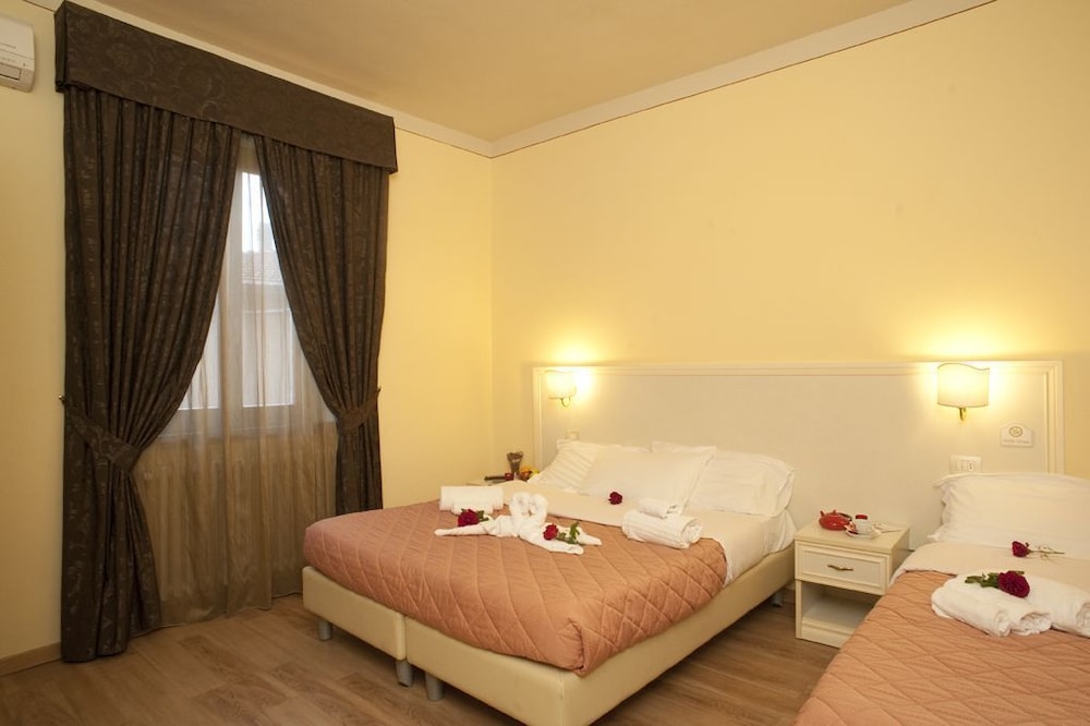 Standard Double or Twin Room, 1 Bedroom, Ensuite photo 1