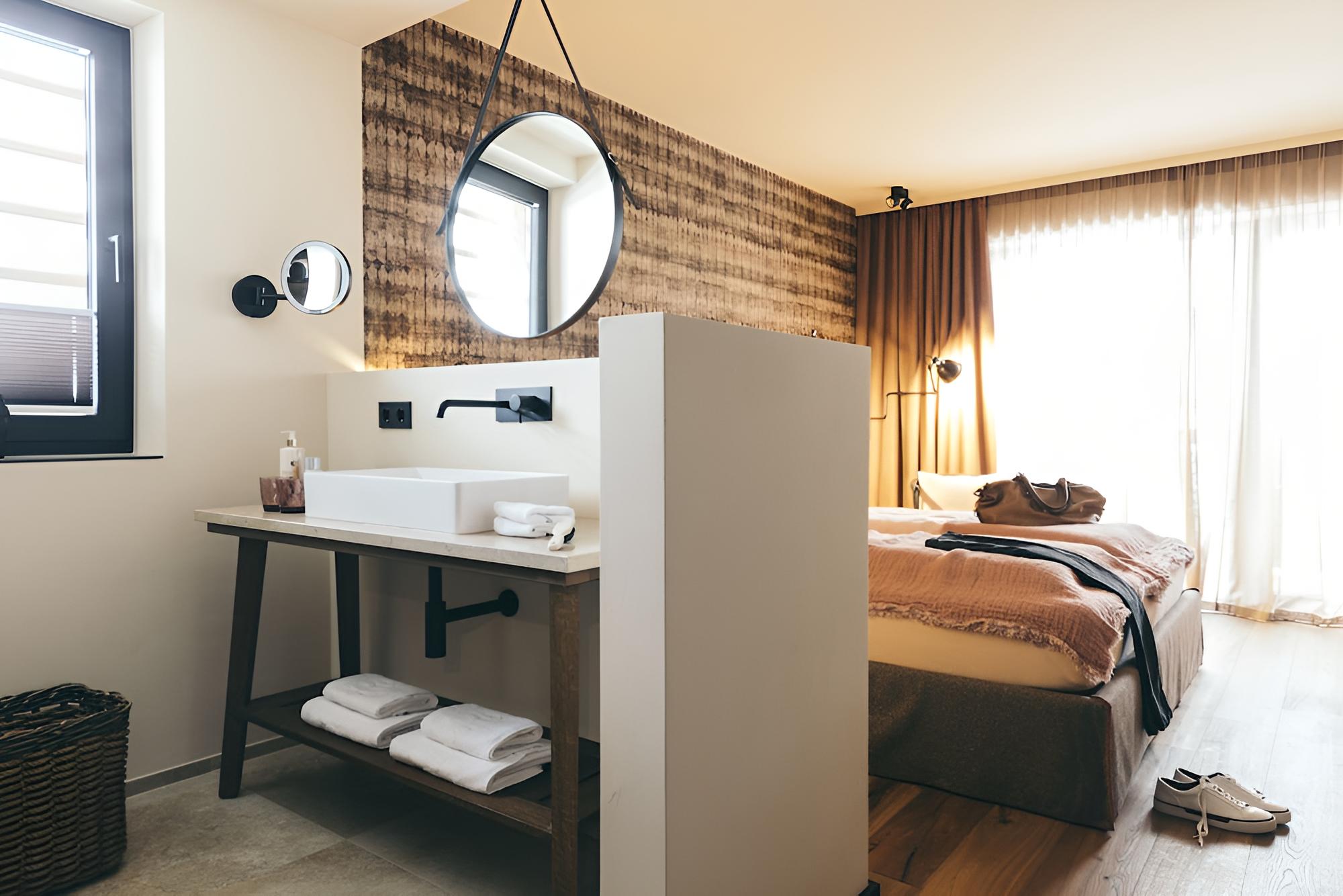 Deluxe Double Room, 1 King Bed photo 2