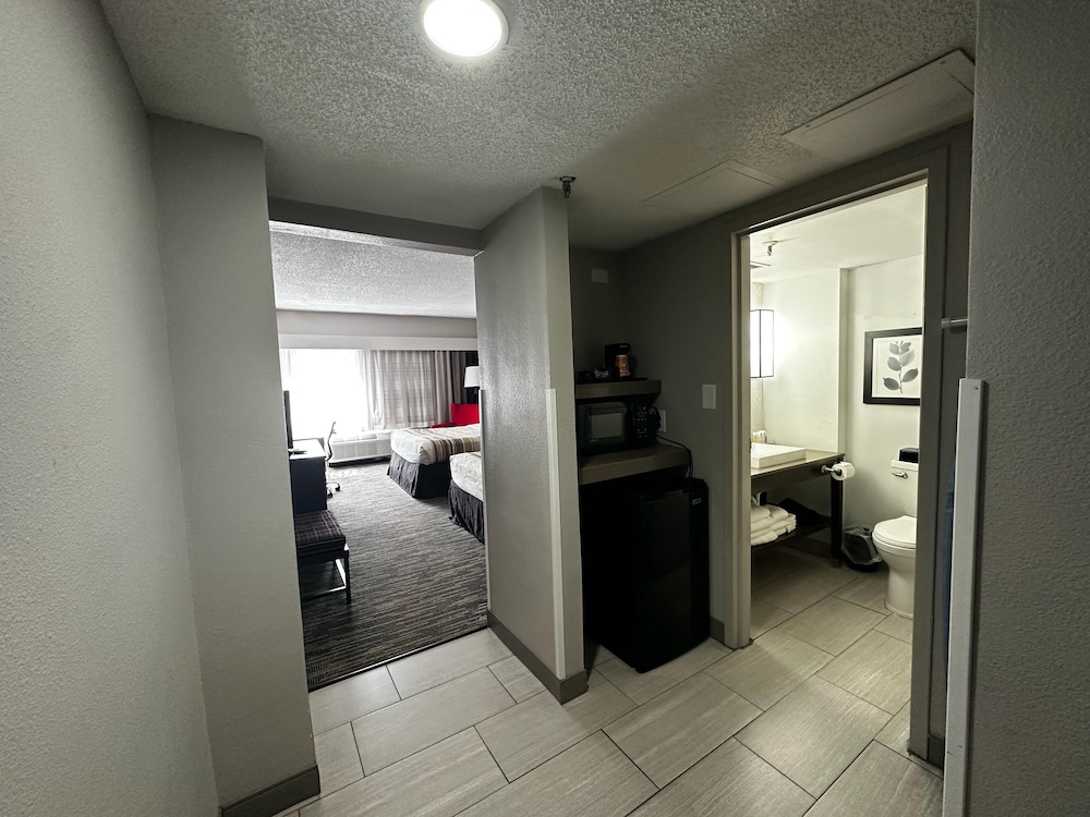 Room, 2 Queen Beds, Accessible, Non Smoking (Roll-in Shower) photo 3