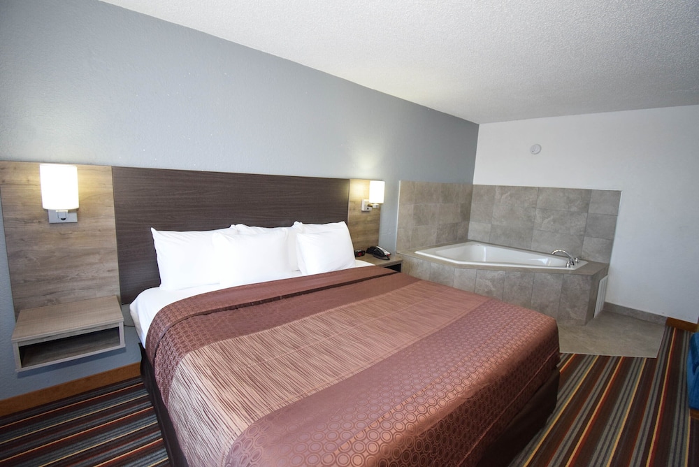 Standard Room, 1 King Bed, Non Smoking, Jetted Tub photo 3