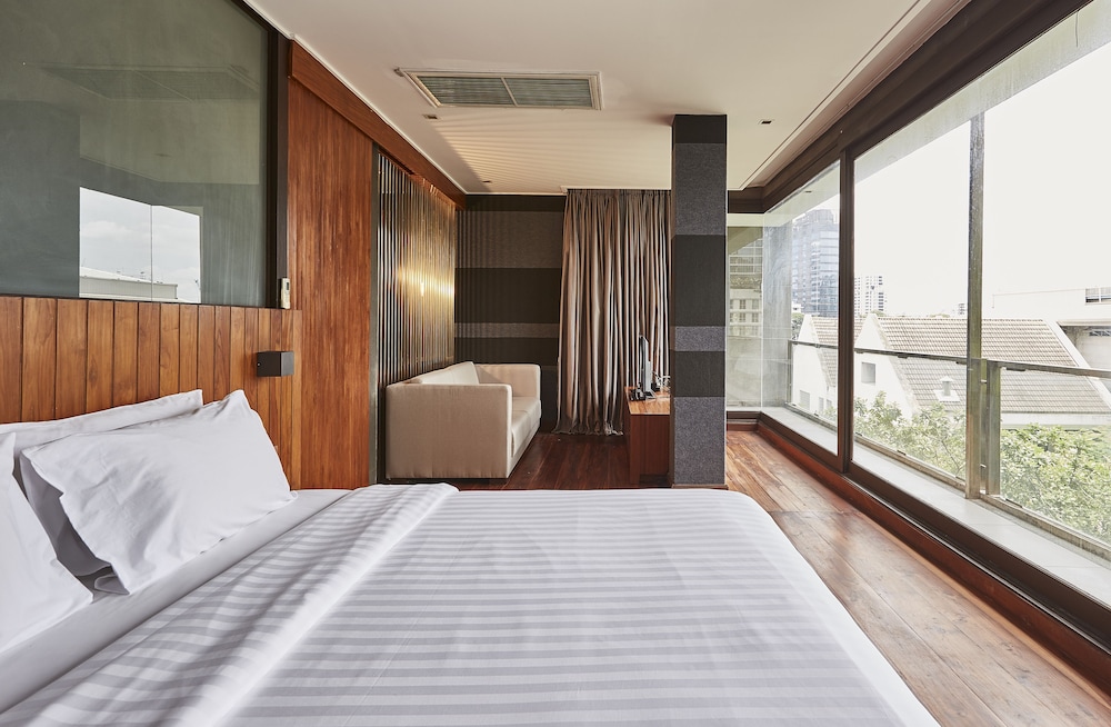 Suite, 1 King Bed, Balcony (Suite) photo 3