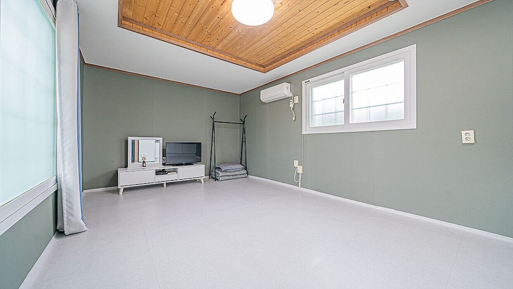 C: Mint - 1F (Studio Ondol Room) photo 2