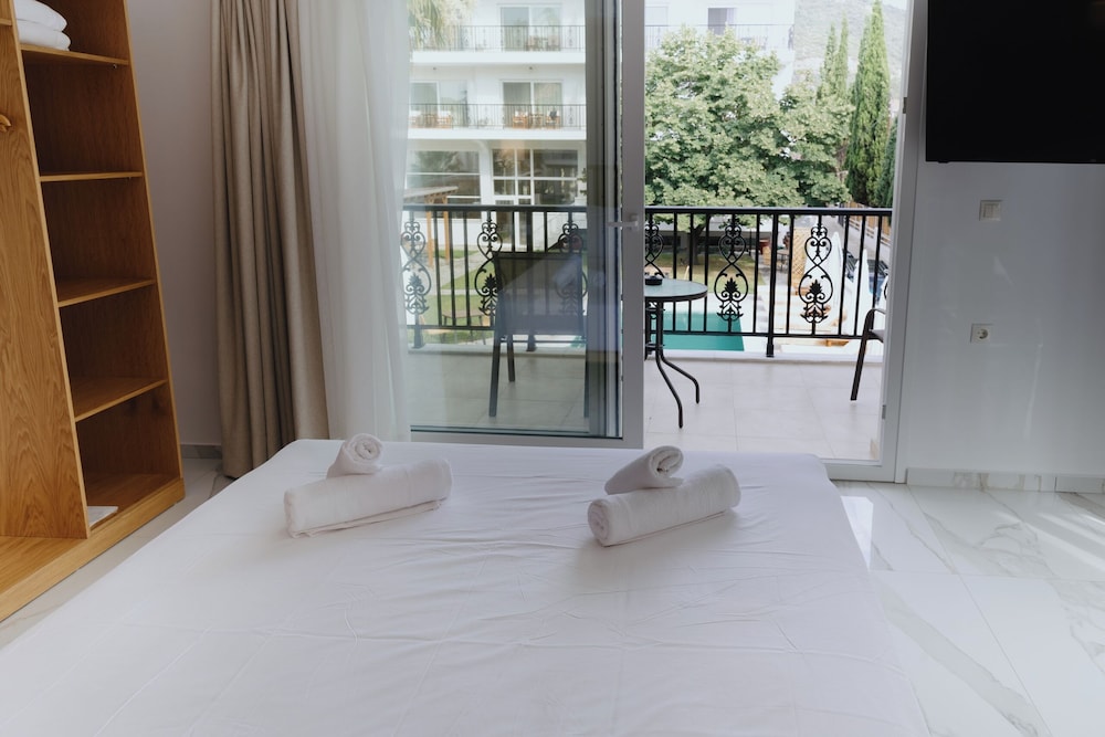 Standard Suite, Balcony, Pool View photo 3