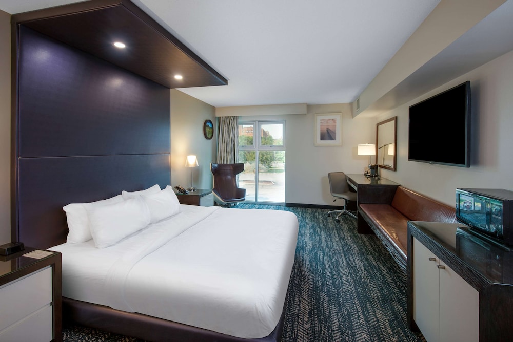 Room, 1 King Bed, Non Smoking (City Side View) - Photo 2