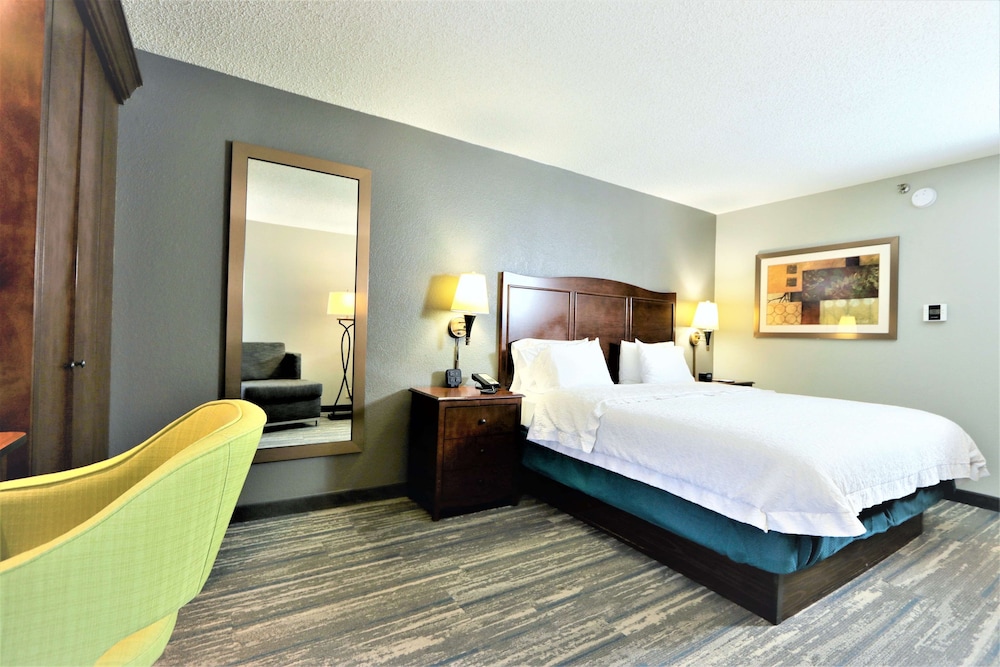 One King Bed Non-Smoking - Photo 8