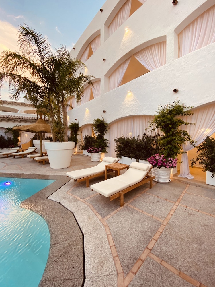 Superior Room, 1 Queen Bed, Pool View - Photo 3
