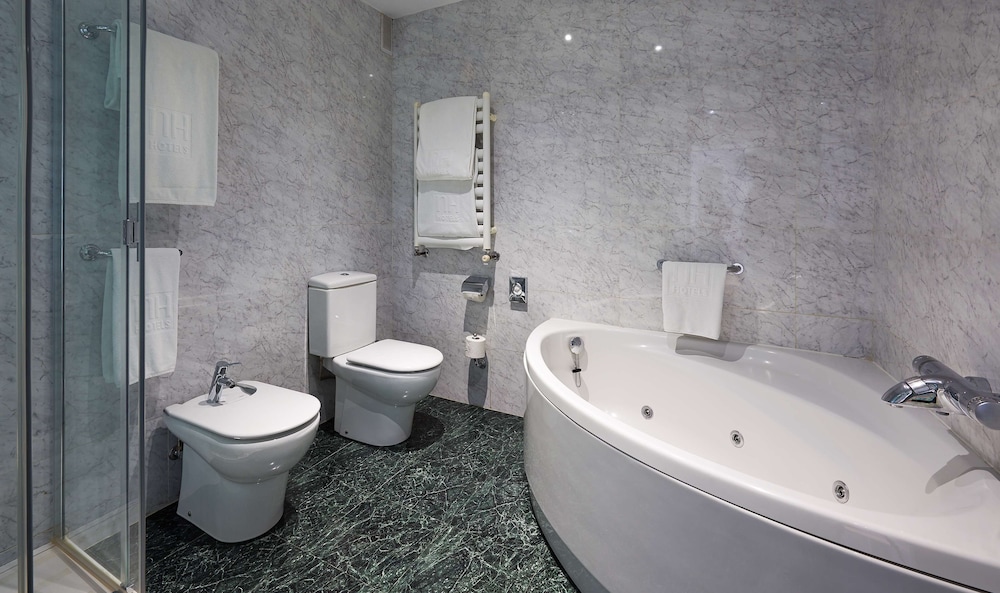 Superior Room (Extra Bed 2 adults + 1 child) - Photo 8