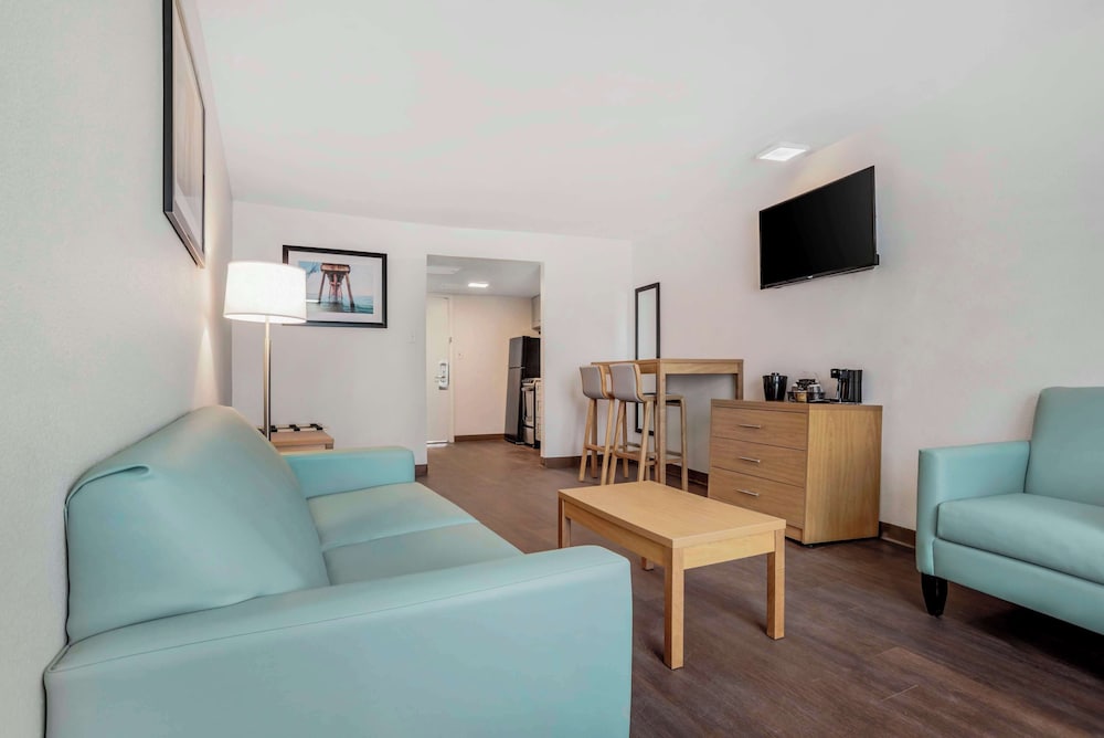Family Suite, Multiple Beds, Non Smoking, Kitchenette (Living Room)
