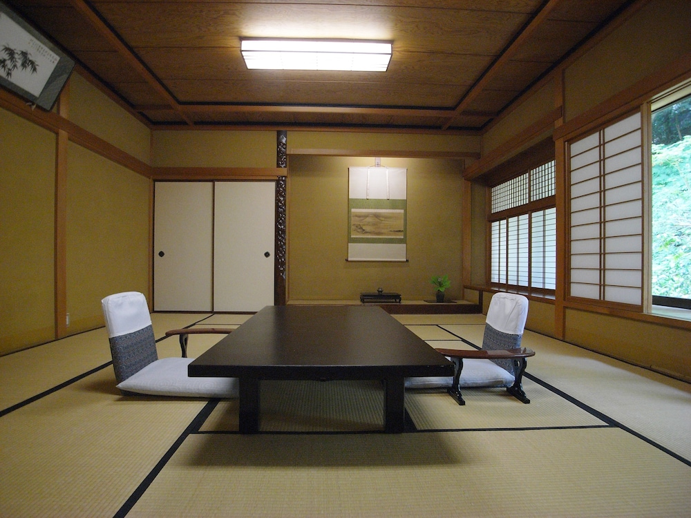 Japanese-Style Standard Twin Room with Private Toilet and Garden View	 [Umebachi] photo 2