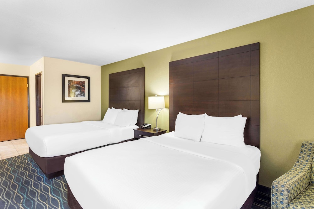Standard Room, 2 Queen Beds, Non Smoking, Refrigerator & Microwave - Photo 2