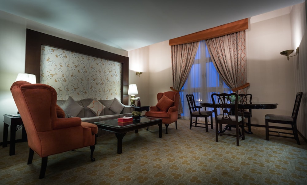 Suite, 3 Bedrooms - Photo 3
