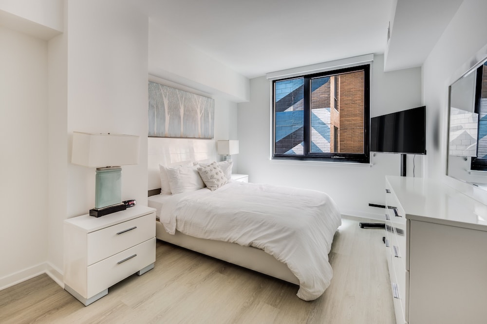 Luxury Apartment, 2 Bedrooms (Room décor/layout/colors vary by unit) - Photo 4