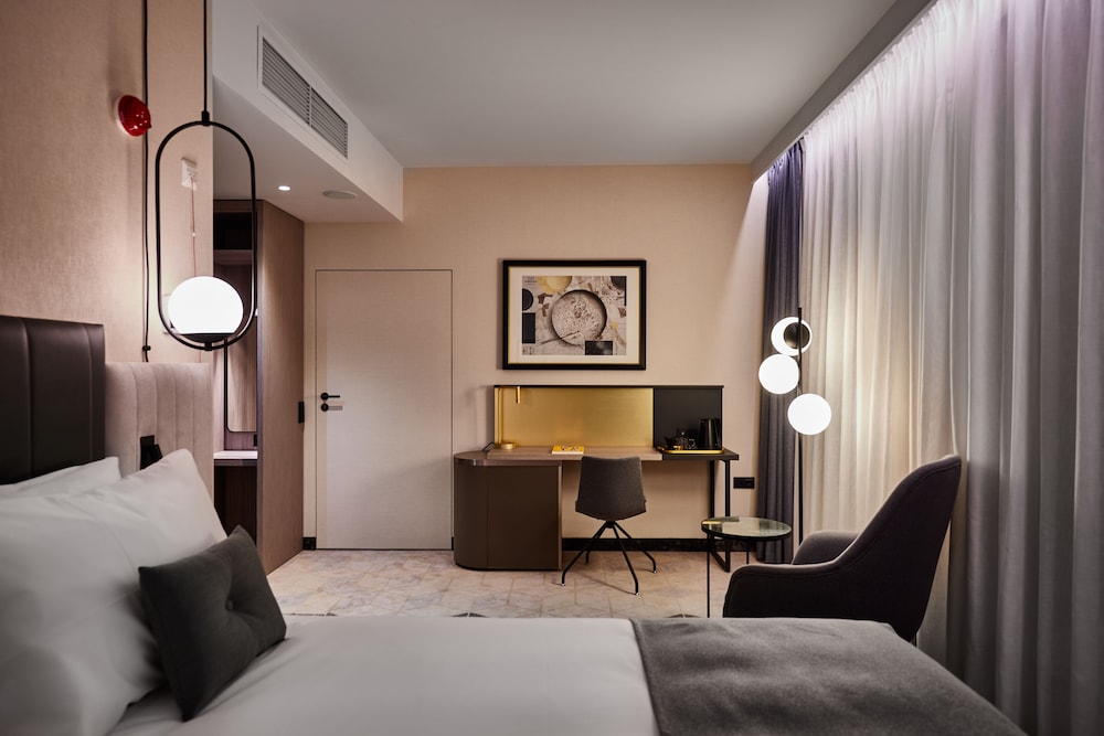 Standard Room, 1 Queen Bed, Accessible - Photo 4