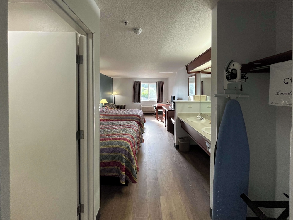 Standard Room, 2 Queen Beds, Non Smoking, Refrigerator & Microwave - Photo 4