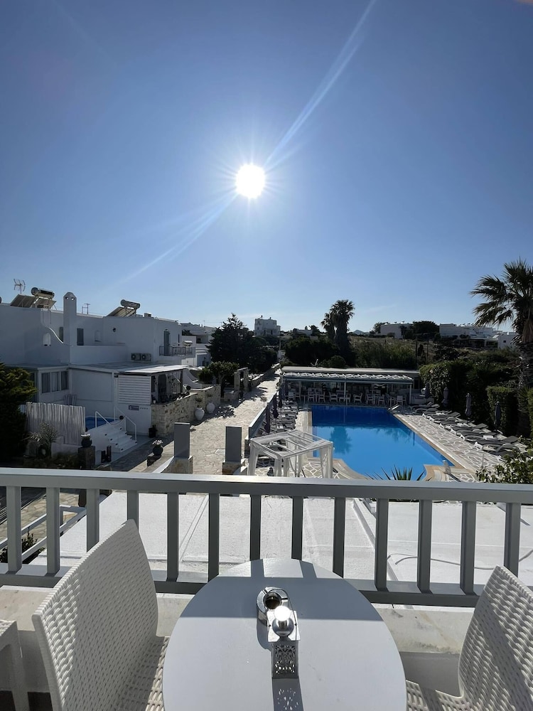 Superior Triple Room, Multiple Beds, Pool View photo 3