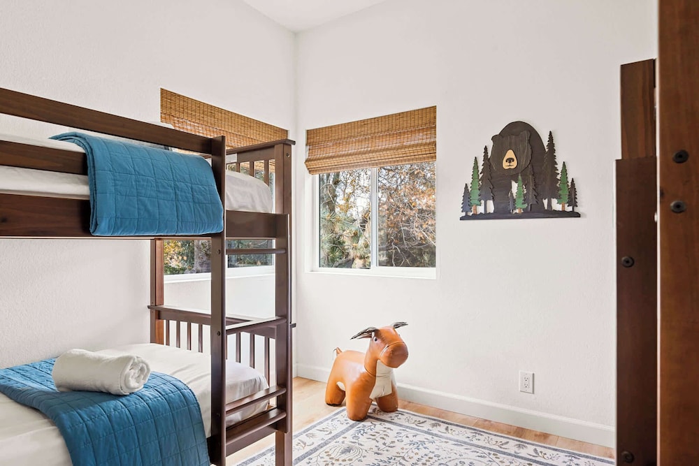 House, Multiple Beds, Balcony, Mountain View (The Fancy Fox) photo 3