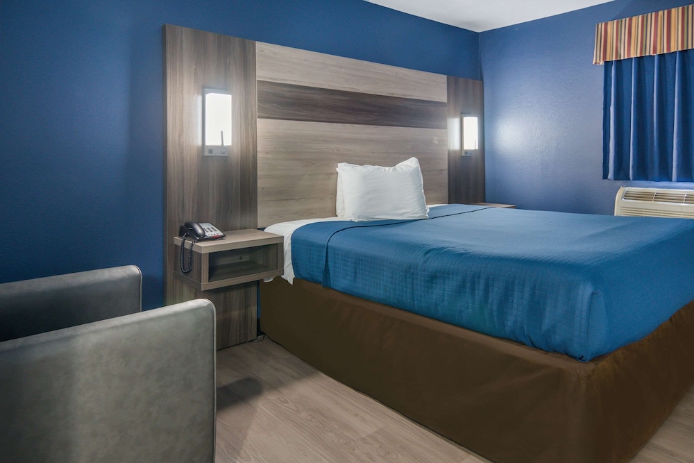 Standard Room, 1 King Bed, Non Smoking photo 3