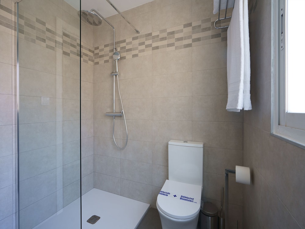 Double or Twin Room - Photo 5