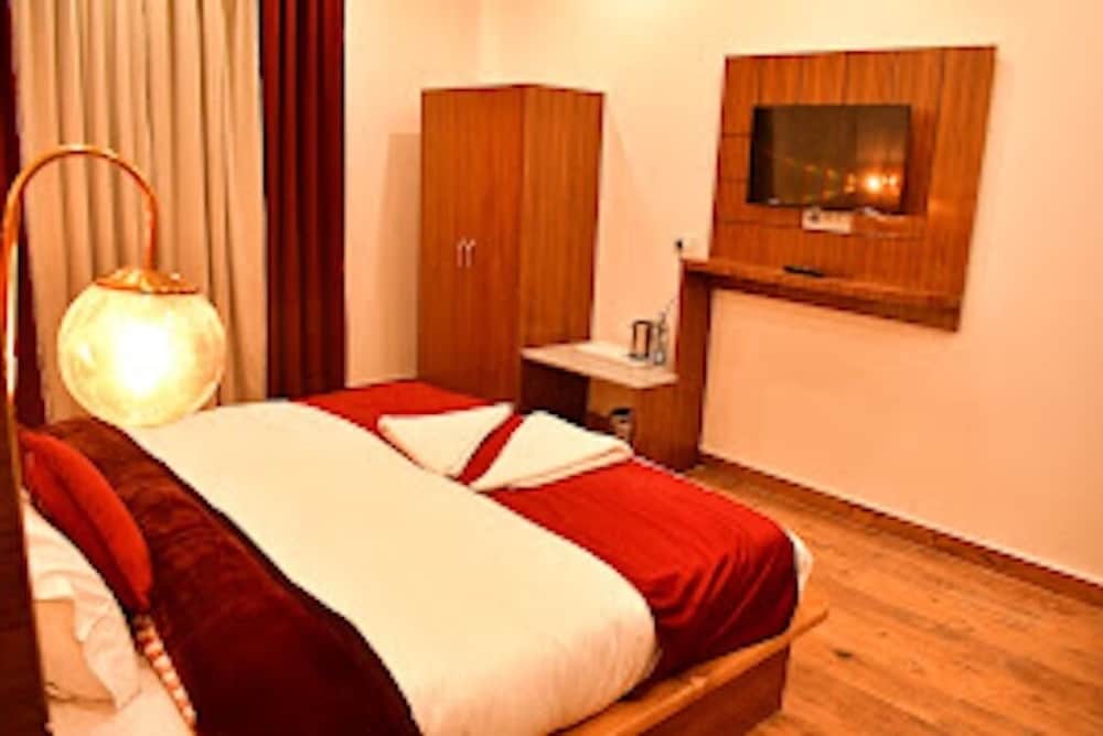 Family Double or Twin Room, Multiple Beds, Housekeeping, Mountain View