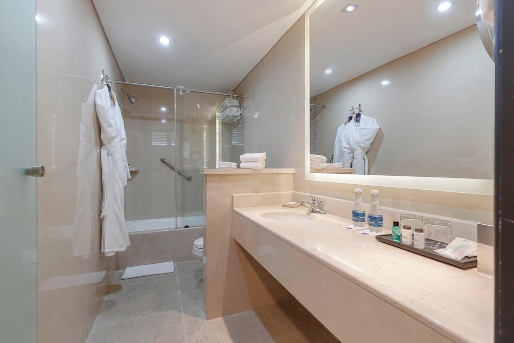 Club Suite, 1 Bedroom, Club Lounge Access (High Floor) - Photo 3