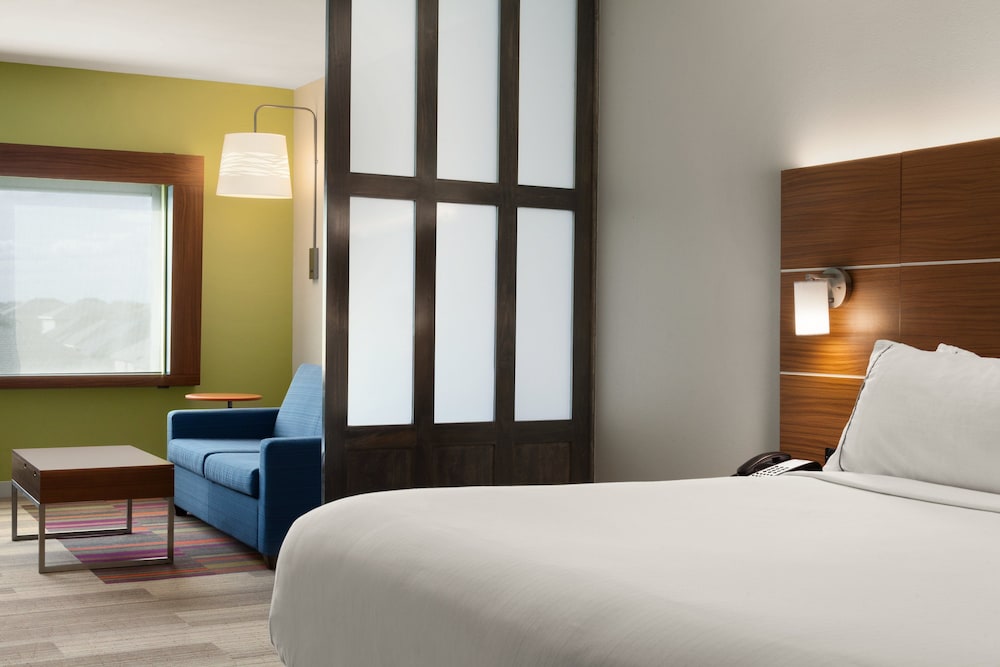 Suite, 1 King Bed with Sofa bed, Accessible Bathtub (Mobility) photo 3