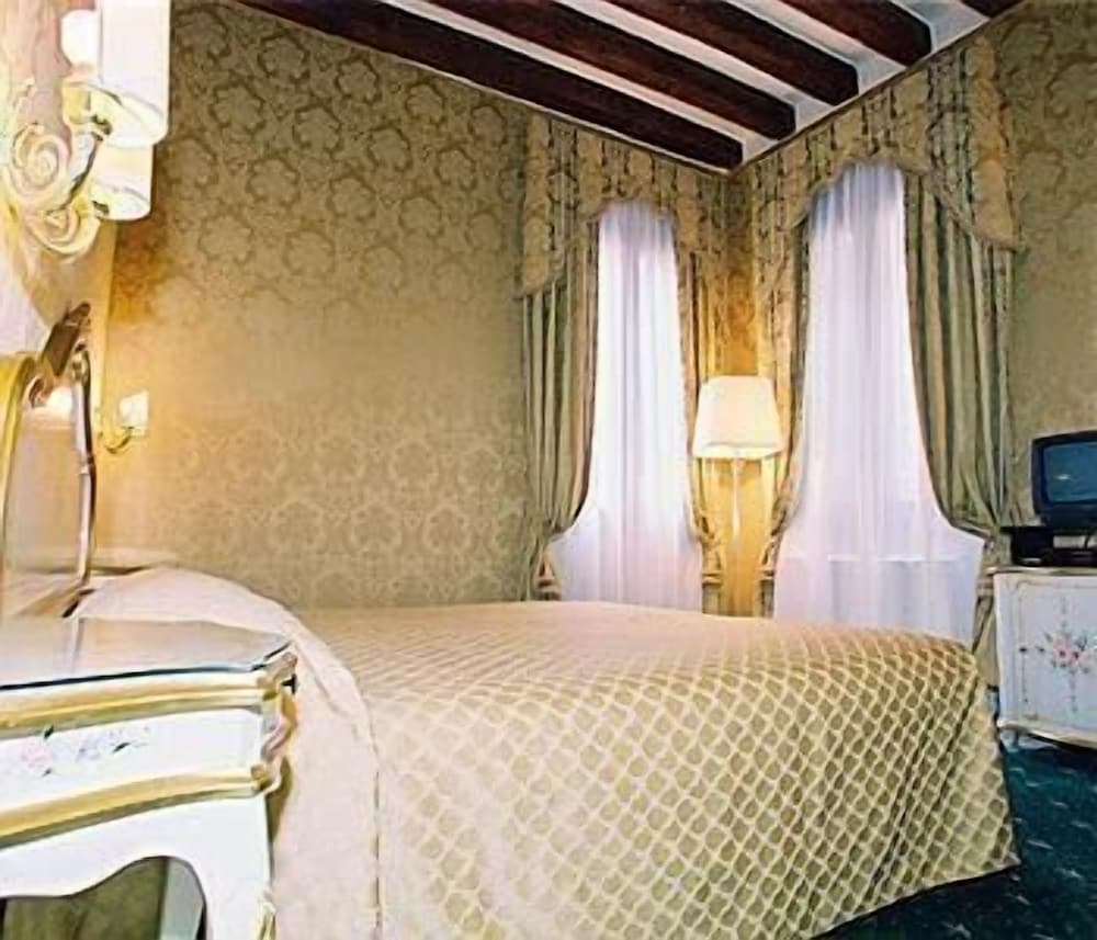 Double or Twin Room photo 2