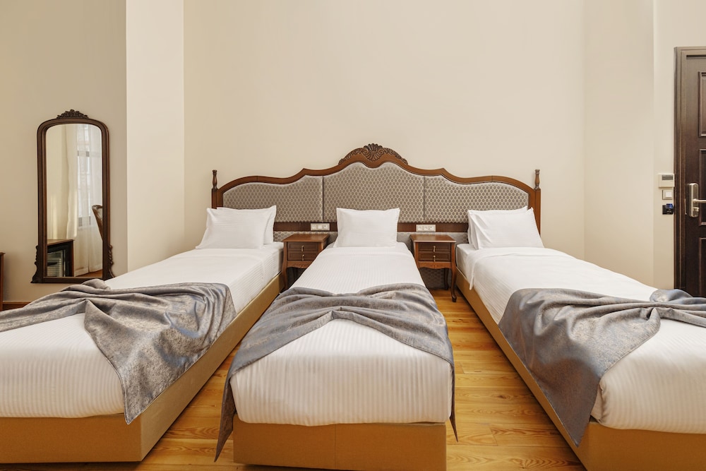 Standard Triple Room, City View photo 2