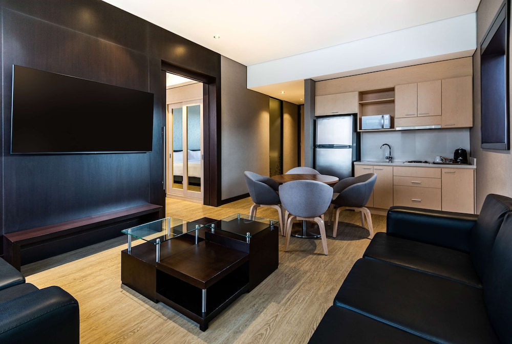 Suite, 1 King Bed - Photo 2