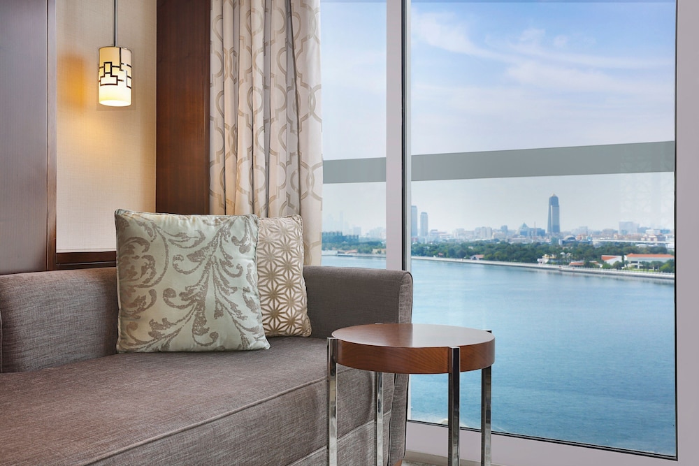Executive Room, 1 King Bed, Club lounge access photo 3